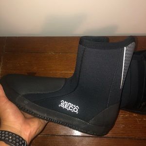 Scuba diving boots and gloves both size large